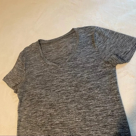 Essential vneck marbled tshirt  - Picture 6 of 11